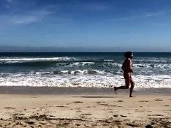 Corriendo desnudo por la playa a cámara lenta